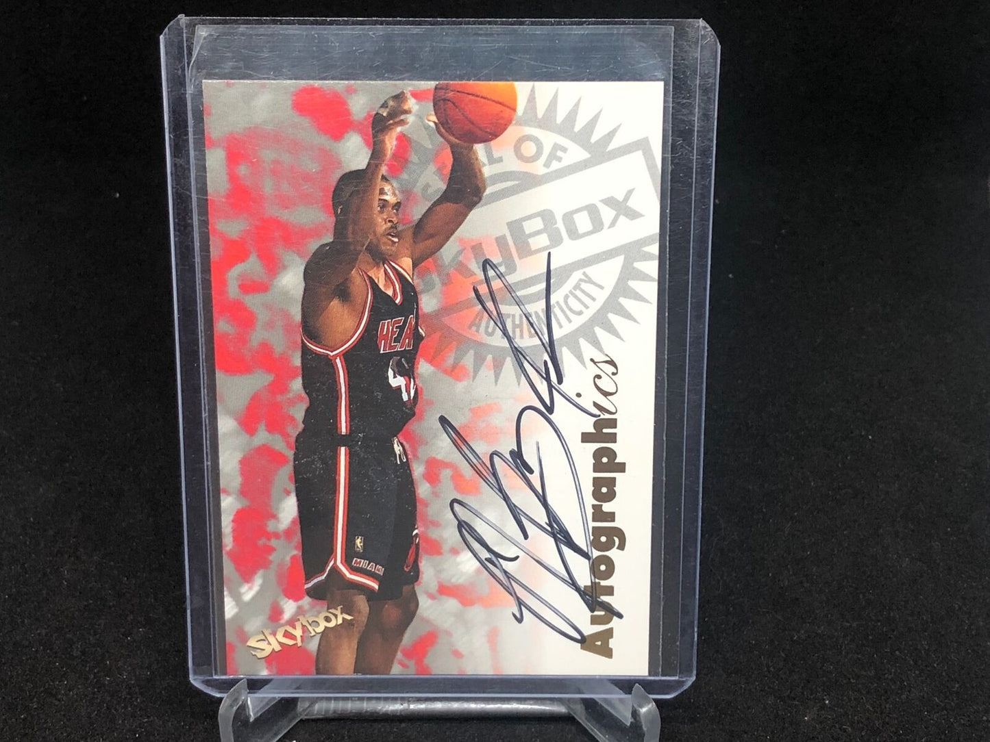 PJ BROWN 1997-98 SKYBOX AUTOGRAPHICS ON CARD AUTO RC