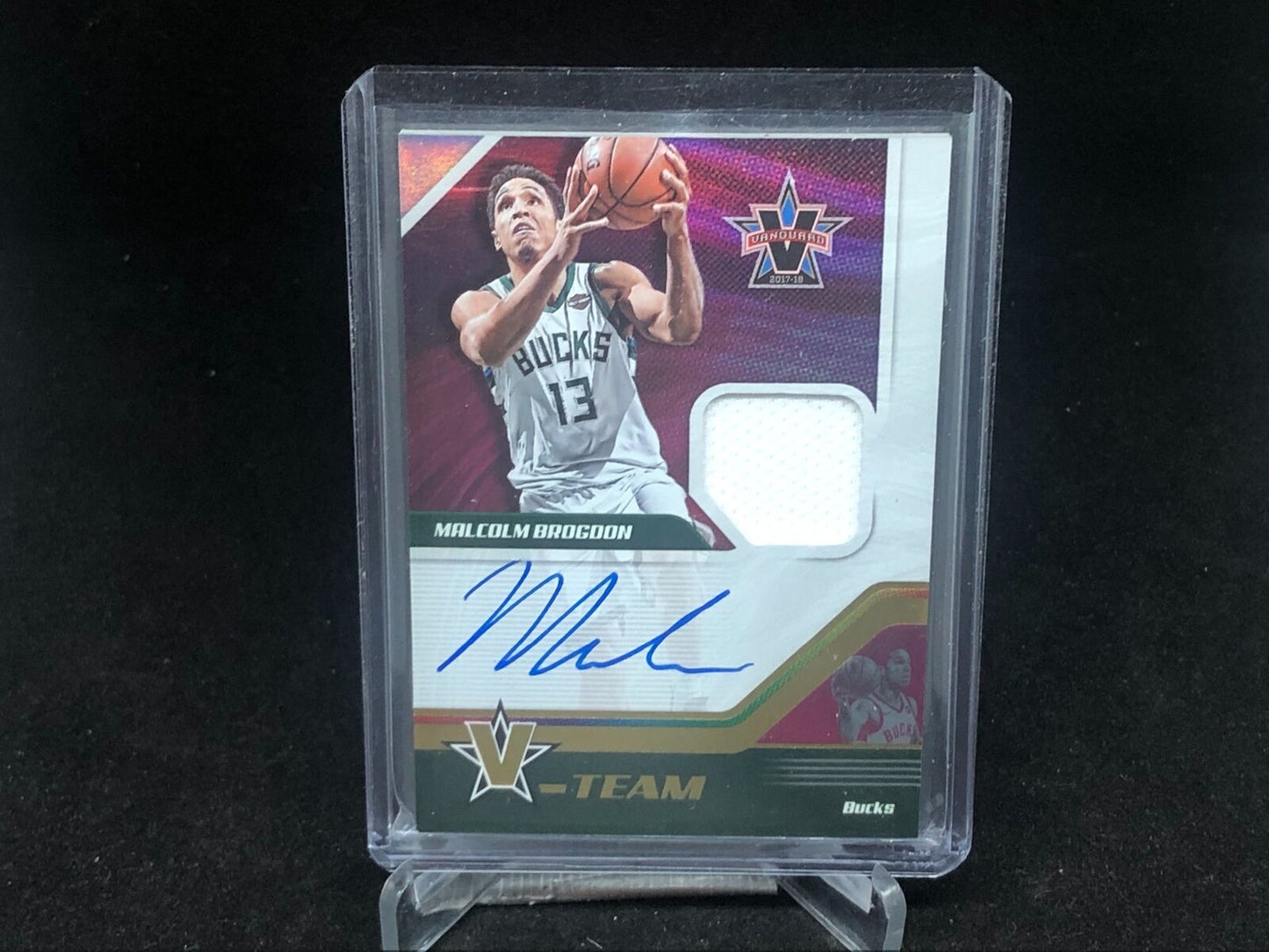 MALCOLM BROGDON 2017-18 PANINI VANGUARD JERSEY ON CARD AUTO #D 58/99