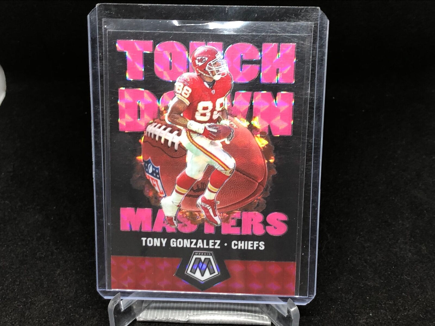 TONY GONZALEZ 2020 PANINI MOSAIC PINK FLOURESCENT TOUCHDOWN MASTERS PRIZM #D /10