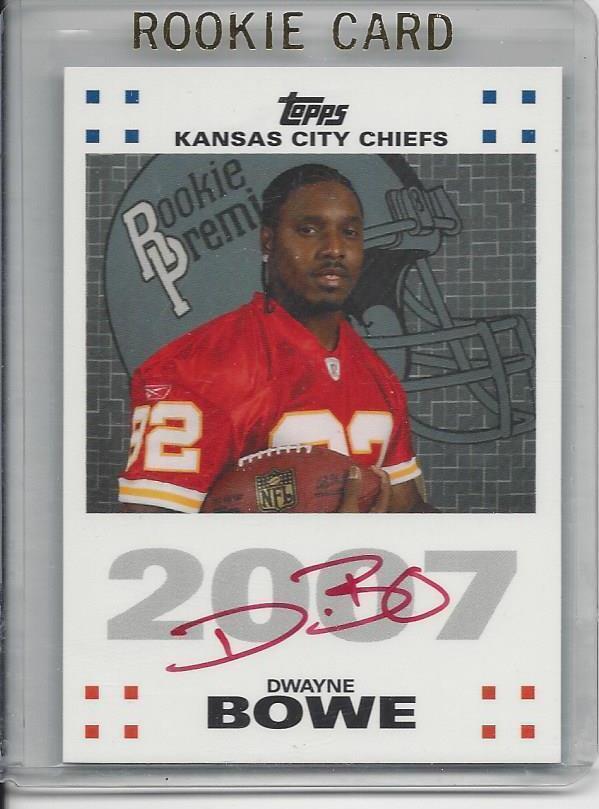 DWAYNE BOWE 2007 TOPPS ROOKIE PREMIERE PHOTO SHOOT RED INK AUTO RC w/ Hologram