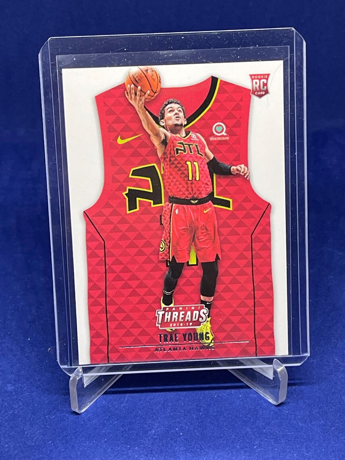 TRAE YOUNG 2018-19 PANINI THREADS TEAM AWAY JERSEY ROOKIE RC #183