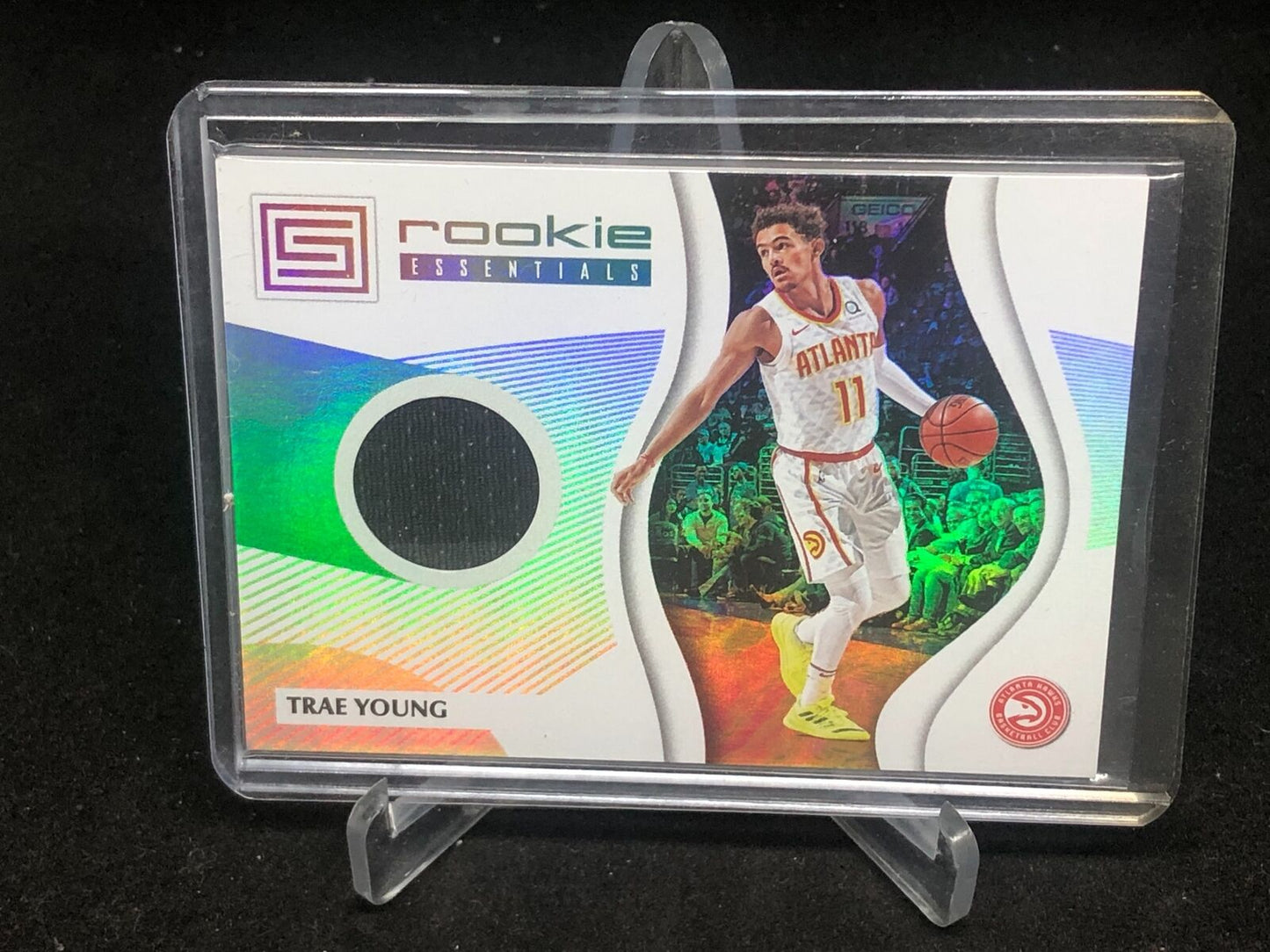TRAE YOUNG 2018-19 PANINI STATUS ROOKIE ESSENTIALS JERSEY RELIC RC