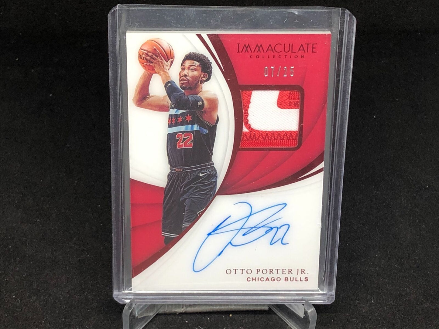 OTTO PORTER JR 2018-19 PANINI IMMACULATE RED 2 CLR PATCH ON CARD AUTO #D 7/25