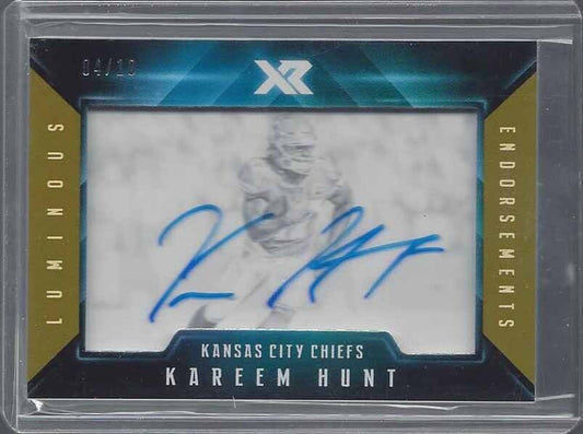 KAREEM HUNT 2017 PANINI XR LUMINOUS ENDORSEMENTS GOLD ON CARD AUTO RC #D 4/10