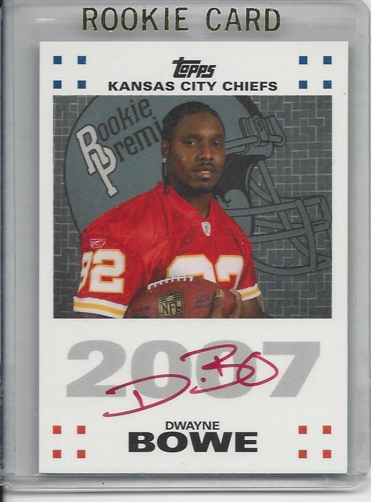 DWAYNE BOWE 2007 TOPPS ROOKIE PREMIERE PHOTO SHOOT RED INK AUTO RC w/ Hologram
